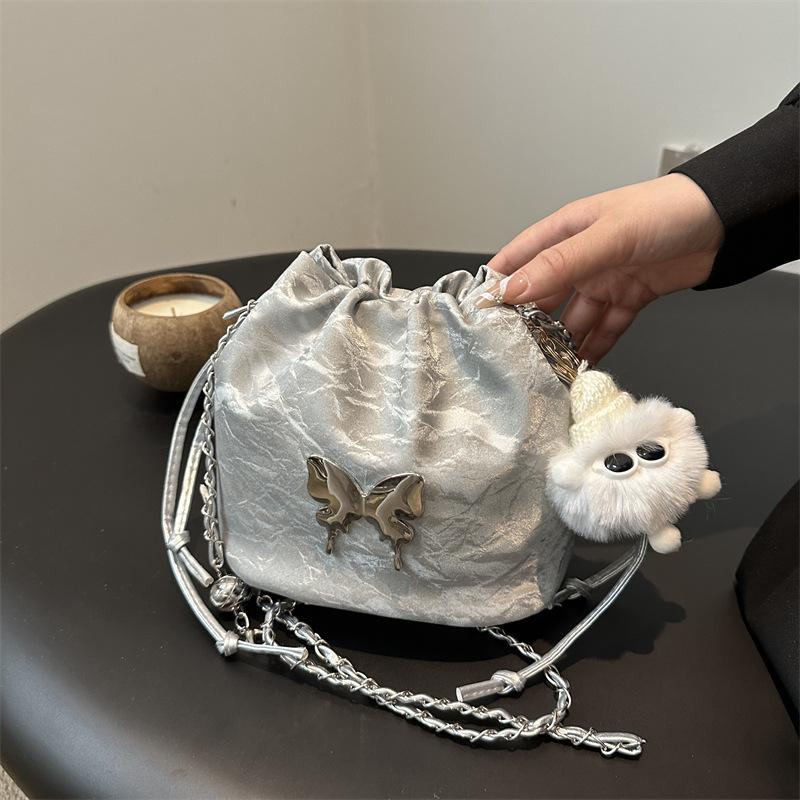 2024 nuevo estilo de moda coreano de este año popular bolso de cadena nicho de diseño de mariposa bolso de cubo