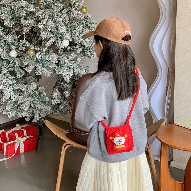 2026 bolsas de Año Nuevo para niños caricaturas lindas bolsas de hombro para niños y niñas ganchos de lana a mano sobre rojo de Año Nuevo
