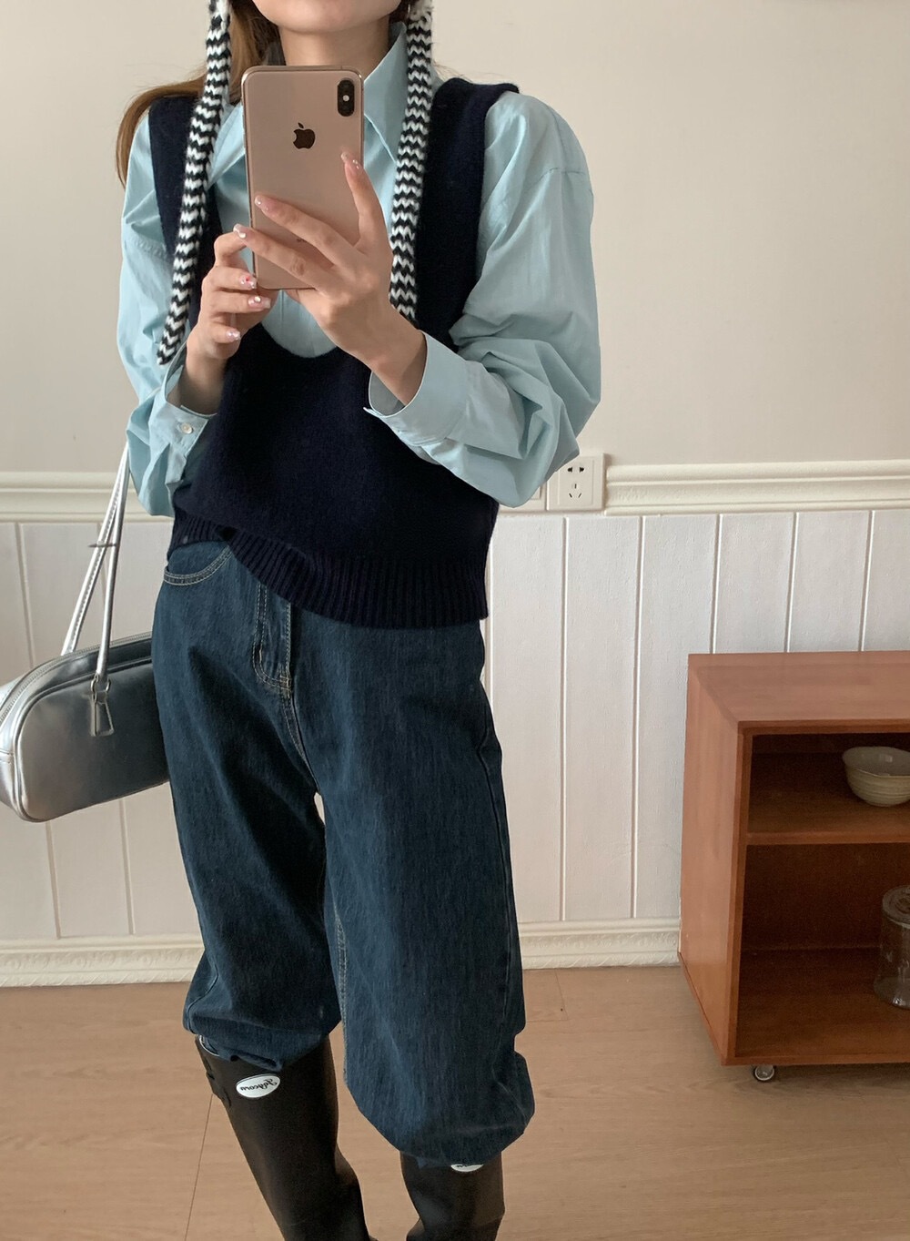 ウールニットのベストuネックの弾力性が短いです。