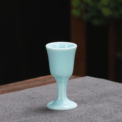 陶磁器の高足杯の白酒の一口の強い杯の青磁のロゴの花の面は贈り物のホテルの酒器の日用品を印刷します。