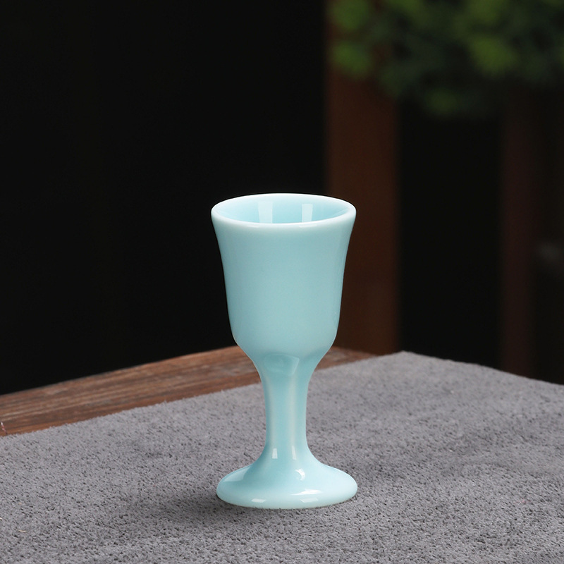 陶磁器の高足杯の白酒の一口の強い杯の青磁のロゴの花の面は贈り物のホテルの酒器の日用品を印刷します。|undefined