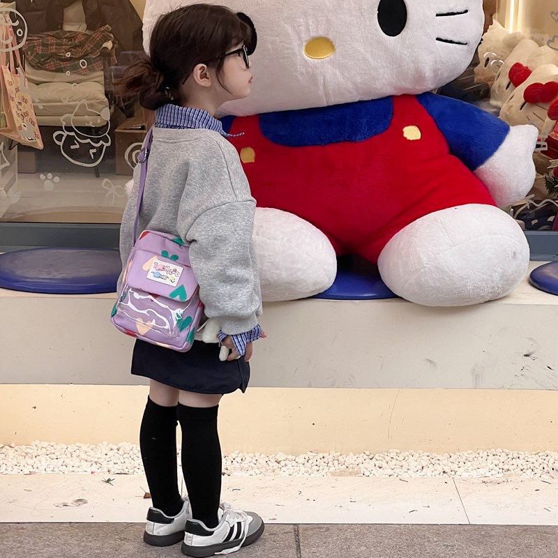 2025 nuevo bolso para niños japonés pequeño y fresco amor bolso de mensajero para niños y niñas con solapa con colgante bolso de hombro para niños