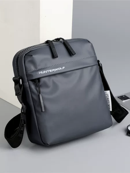Hunter Wolf's new men's shoulder bag is a casual crossbody bag with large capacity, fashionable and versatile, water-resistant, trendy bag for men