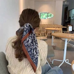 Zhang Ruonan の同じスタイルのスクエアスカーフ、レトロクラシックなネイビーブルースカーフ、春夏の新しいファッションカシューフラワーネックスカーフ