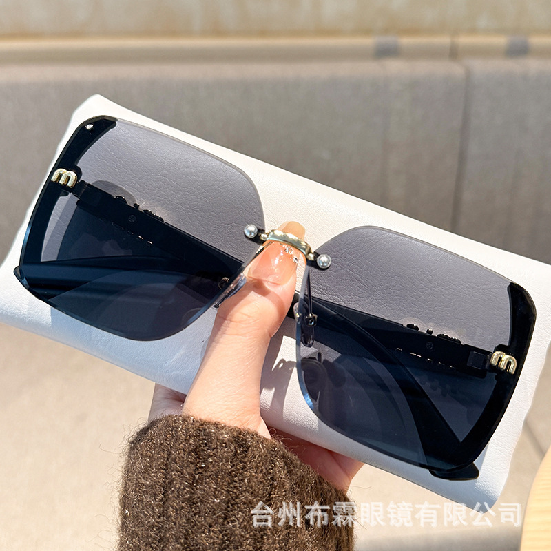 MはDouyin Xiaohongshuファッショナブルなサングラス、人気の女性用クロスボーダーベビーブレスインターネットセレブサングラス日焼け止めを直接供給しています|undefined