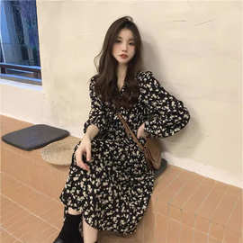 赫本风碎花V领连衣裙女秋季2024新款长款过膝高腰气质长袖A字裙子