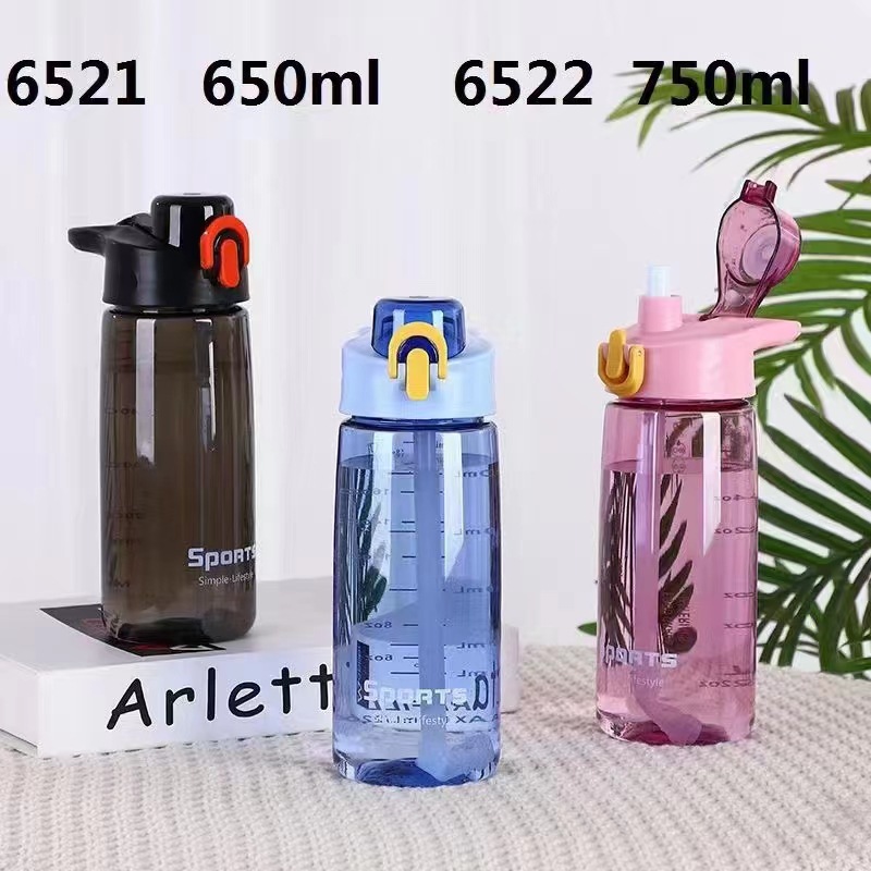 Fábrica al por mayor de plástico taza de agua portátil estudiante masculino y femenino taza de paja 750ml cubierta de rebote hervidor de agua potable
