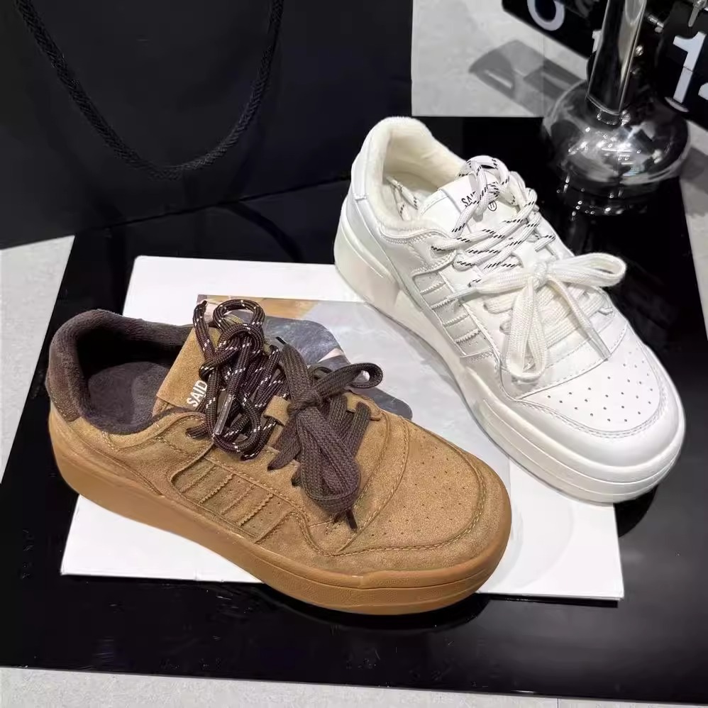 Zapatos blancos de suela gruesa de cuero para mujer 2025 nuevos zapatos de entrenamiento alemanes de punta redonda con cordones zapatos deportivos casuales zapatos transpirables de todo fósforo