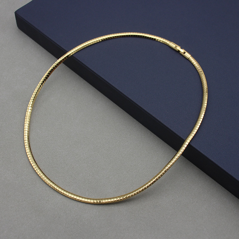 Collana in oro semplice realizzata in Italia, collana in vero oro placcato rame con osso di serpente, versatile, abbinabile a collana con ciondolo_voghion.com