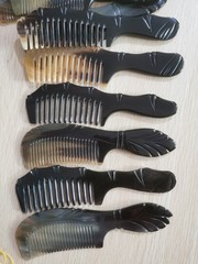 18センチの黒い花の取っ手の櫛の角の櫛の太さの細い歯の各種の規格の櫛の卸売り
