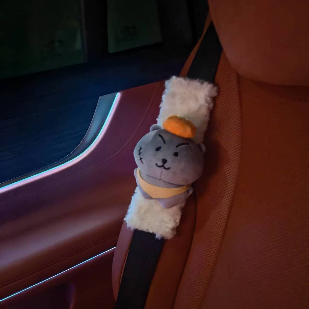 Car Seatbelt Plush Toy with Gray Wolf and Self-Deprecating Bear Design, Universal Shoulder Strap Plush Toy