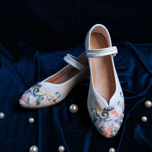Old Beijing cloth shoes embroidered shoes fairy hanfu shoes women cheongsam ethical wind outside show young 2 cm with  chinese folk dancing shoes