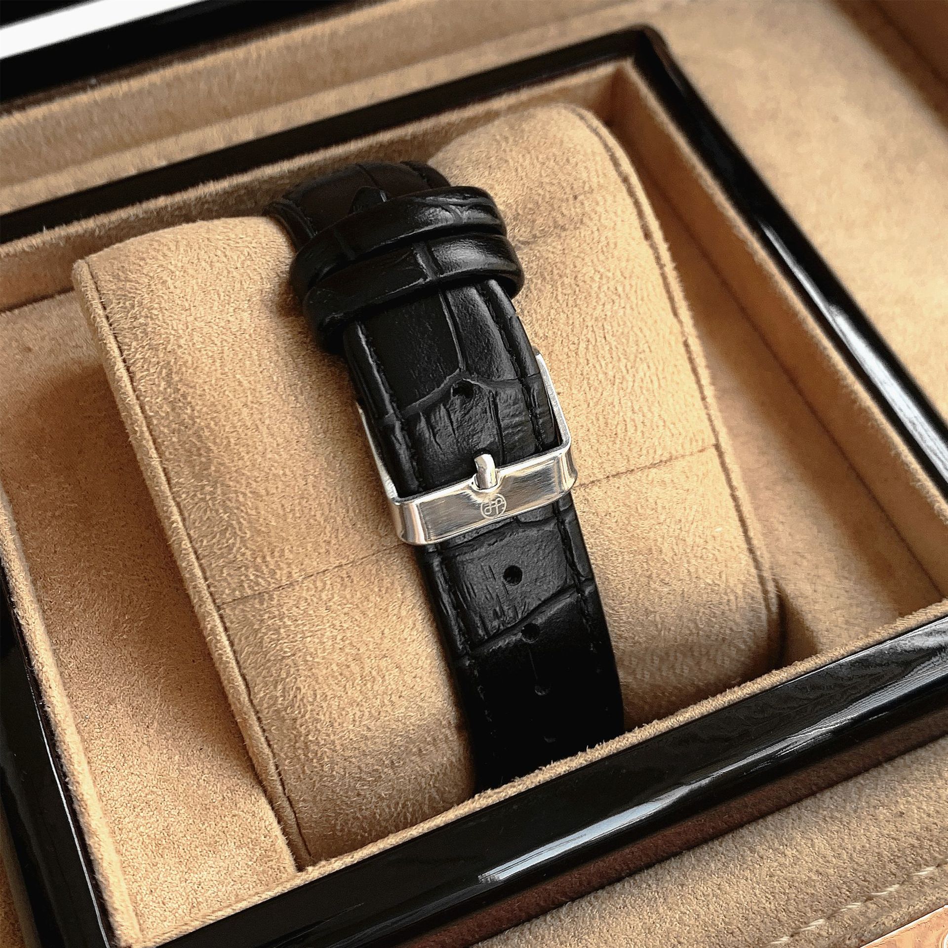 Consegna all'ingrosso esclusiva transfrontaliera di modelli popolari, orologi da uomo e da donna di bell'aspetto, orologi da coppia impermeabili ultrasottili quadrati_voghion.com