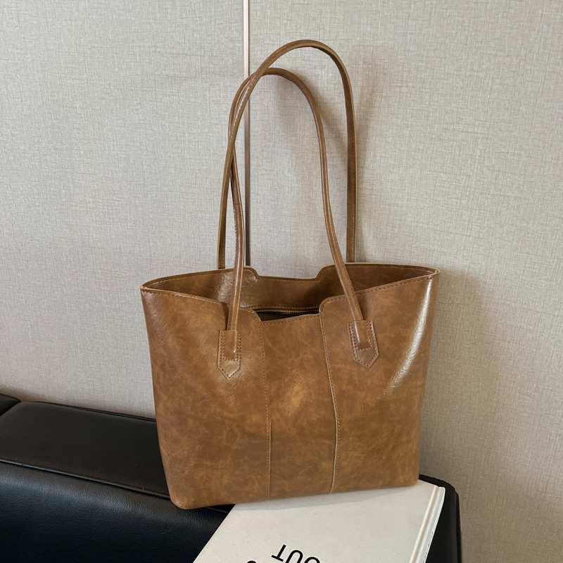 Bolso de gran capacidad de viajero de temperamento de alta gama para mujer 2024 nuevo otoño e invierno bolso de hombro de lujo ligero bolso de ocio