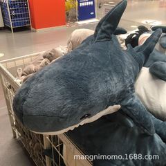 えっと、サメは枕のぬいぐるみを抱いています。