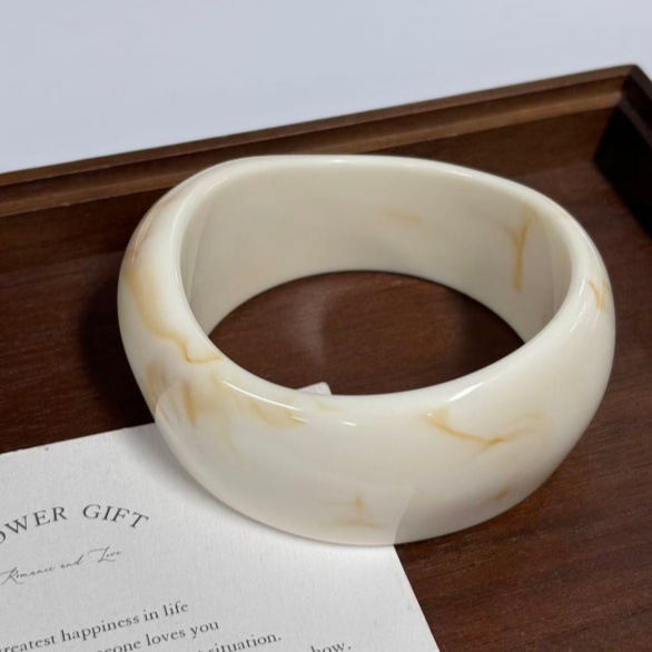 White drawn yellow silk (inner diameter 66.8, weight 67.2 grams)