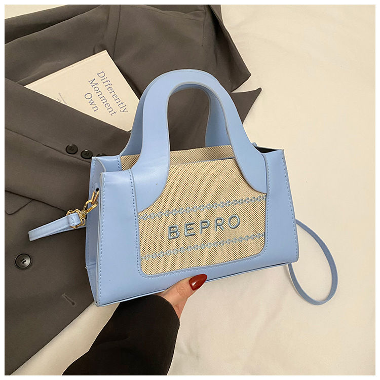 2026 estilo de moda letras impresión de mano mano de hombro oblíquo empalme de color nuevo bolso cuadrado simple europeo y americano
