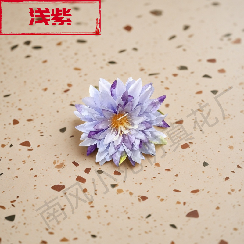 밝은 보라색