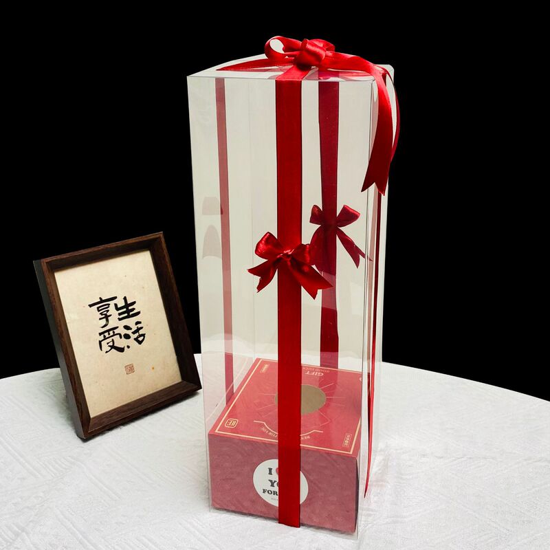 クリスマスのイチゴの塔の包装箱のケーキのギフトボックスは高い透明な包装のデザートのクリスマスの装飾をプラスします。|undefined