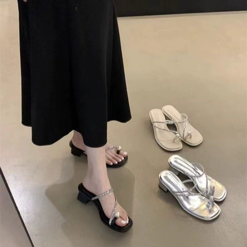 Женские летние босоножки 2025 года, новый стиль, на толстом каблуке, с жемчугом и стразами, в стиле феи, с ремешком на щиколотке и средним каблуком.