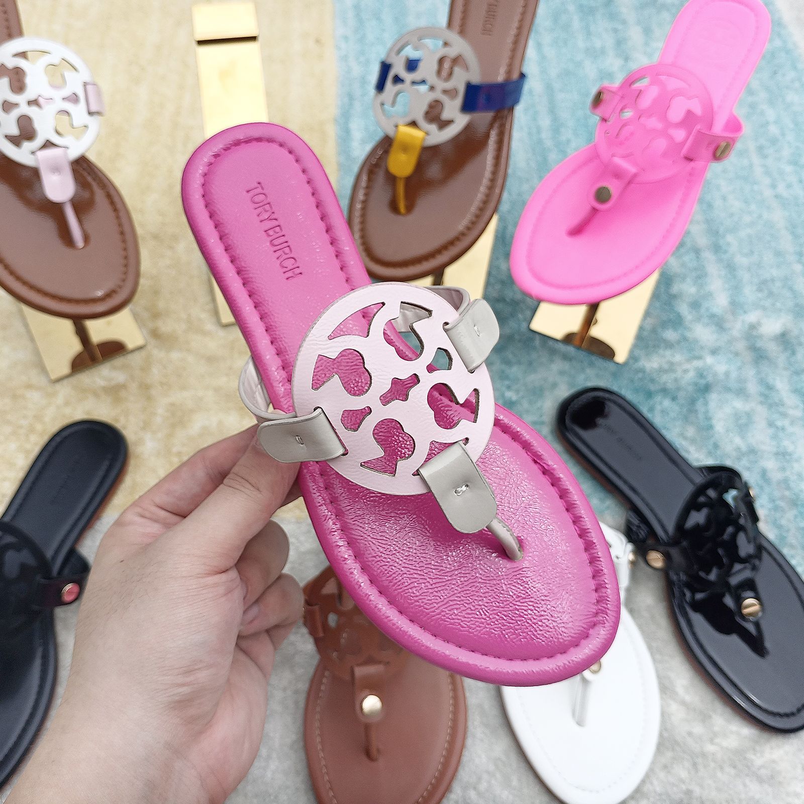 Comercio exterior TB casa 2026 diamante flip flops para mujeres de tamaño grande con un fondo plano doble T zapatillas frías fábrica al por mayor sandalias image 29