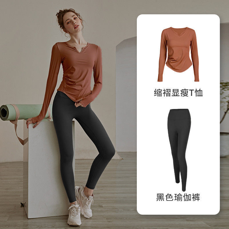 ↑ blusa roja + pantalones negros de carbono - Lista de compras obligatorias