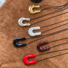 项链;耳环;耳钉