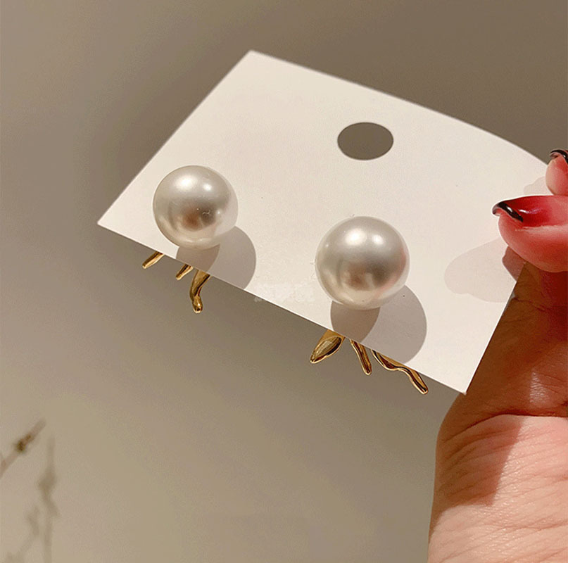 Wholesale Jewelry Glossy Flower Pearl Stud Earrings Nihaojewelry display picture 1