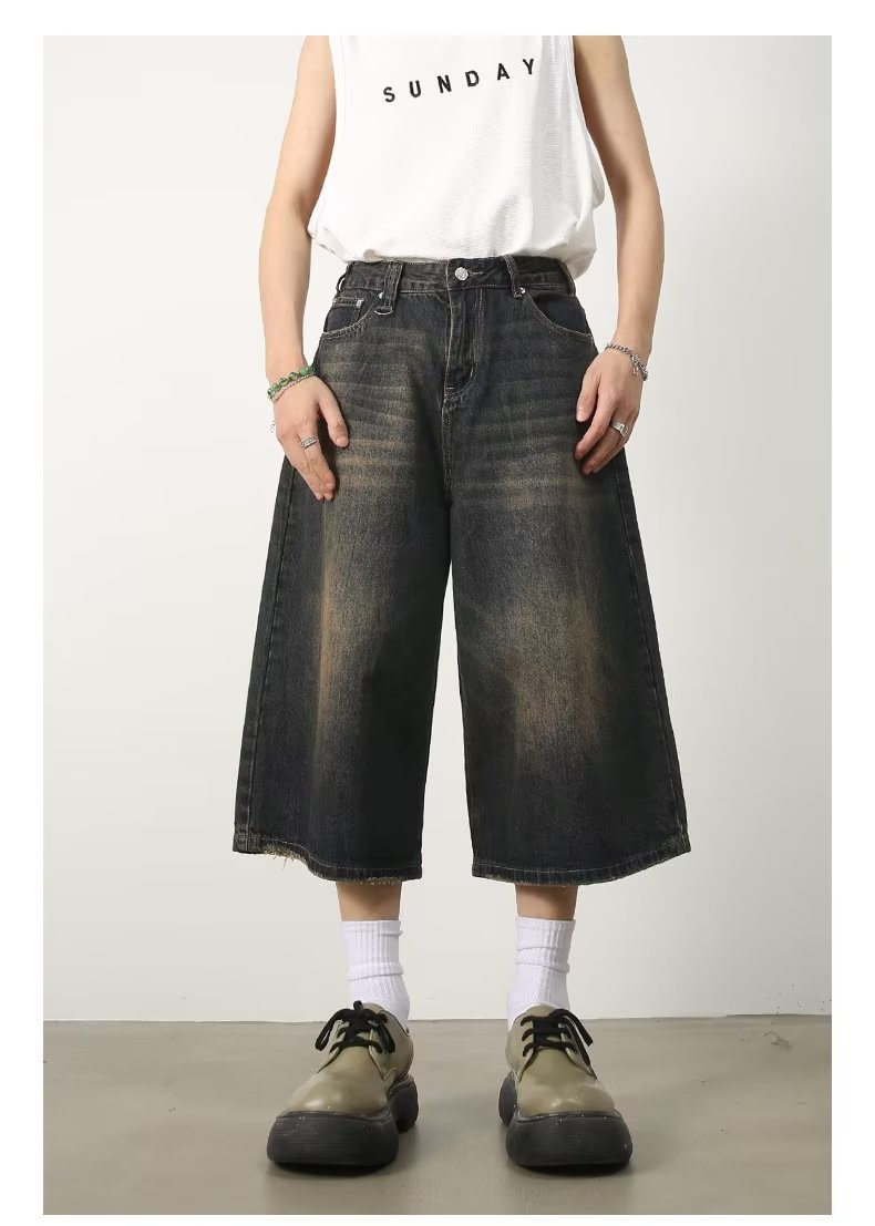 Lässige, gerade geschnittene Herren-Denim-Shorts mit weitem Bein und Used-Look in Blau im amerikanischen Retro-Stil – perfekt für den Sommer und vielseitige Kombinationsmöglichkeiten_voghion.com