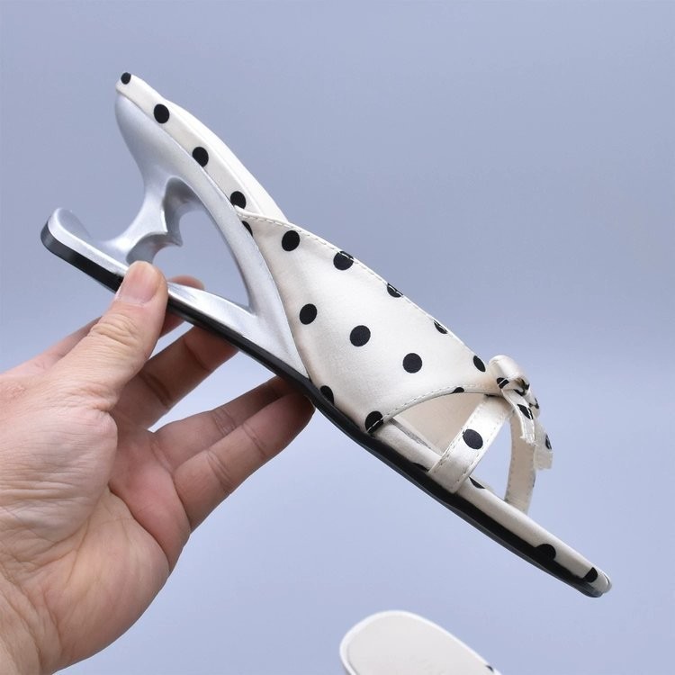 Temperamento especial tacones de arco zapatillas para mujeres 2026 verano nuevo estilo francés sandalias de cabeza cuadrada