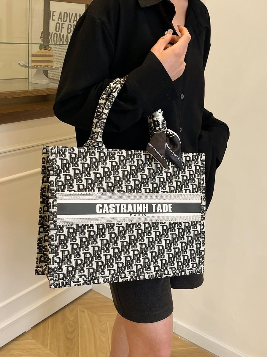 Bolsa de tendencia transfronteriza para mujeres 2025 primavera nueva bufandas de seda de alta capacidad mochila de viaje ocio bolsa de mano image 4