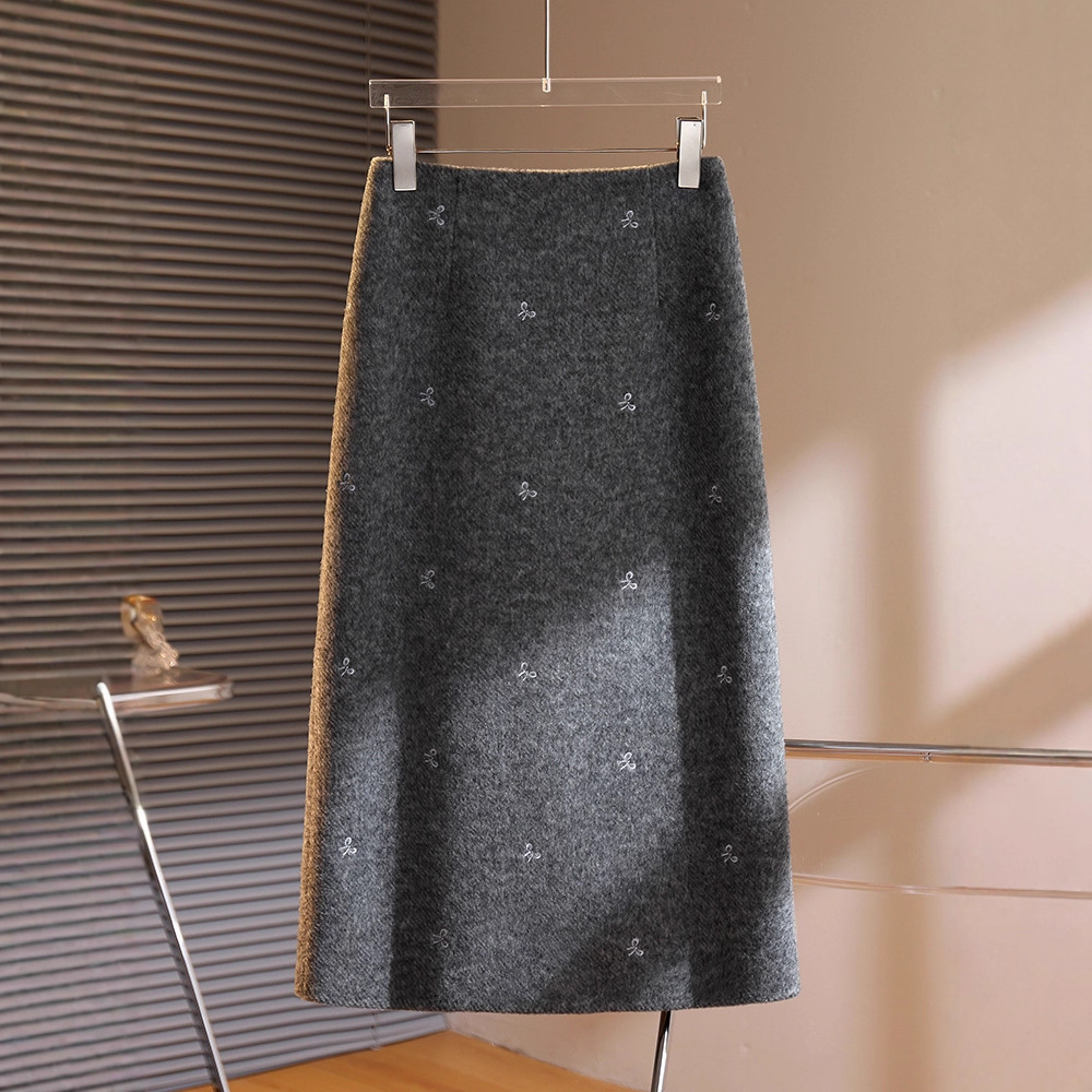 超好看羊毛半身裙女冬季2025新款蝴蝶结刺绣毛呢a字直筒包臀裙子
