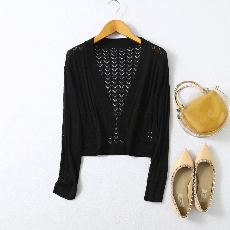 In early summer, a small cardigan with silk tencel is worn with shawl and cheongsam. In early summer, a small cardigan with silk tencel is worn with shawl and cheongsam.