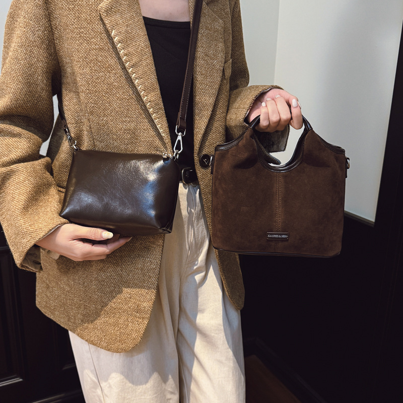 Transfronterizo de seda bolso de cubo portátil de invierno para mujeres 2025 nuevo estilo de alta sensación bolso de hombro bolso de mochila versátil