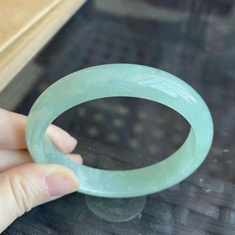 Vòng tay nữ ngọc bích tự nhiên Myanmar băng sáp xanh nhạt sang trọng (đường kính trong 52–64 mm) chi tiết 4