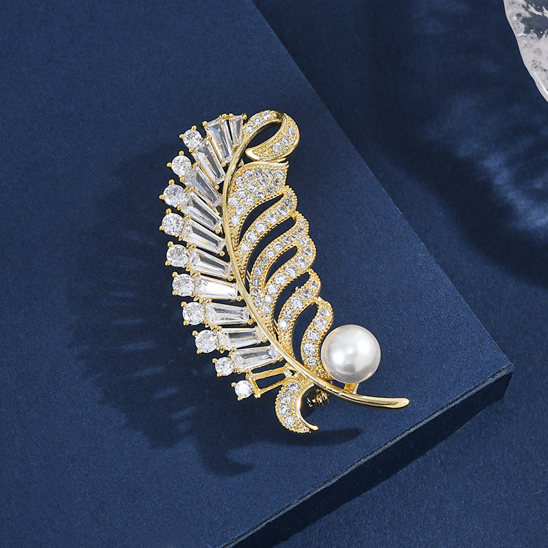 Otoño y invierno nuevo broche de plumas de perlas, broche de flores de alta calidad para mujeres, regalo de Navidad de alta calidad para novias y amigos.