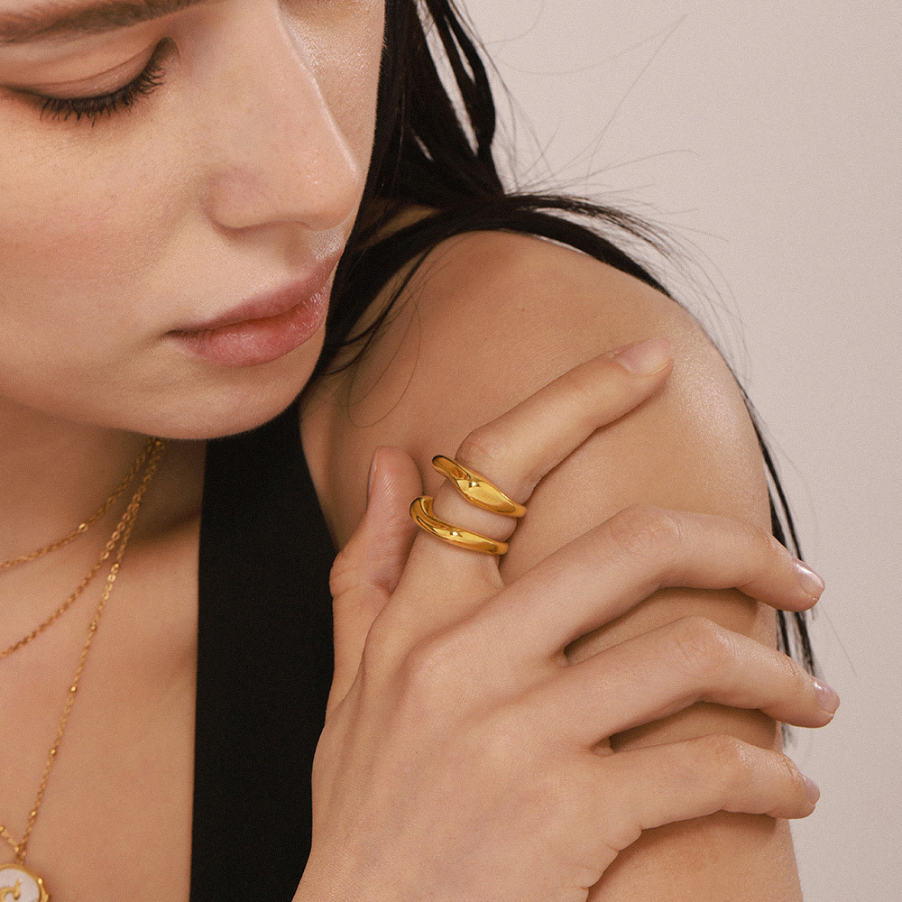 鑫芸鑫ins国境を越えたステンレス材質の幾何学的不規則な指輪の女性は18k金をメッキして色を落とさない指輪卸売りをしている