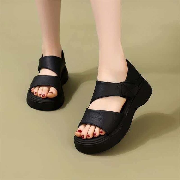 Zapatos de mamá para aumentar la altura de las sandalias romanas para mujeres 2026 verano nuevo muffin casual con suela suave velcro zapatos de playa