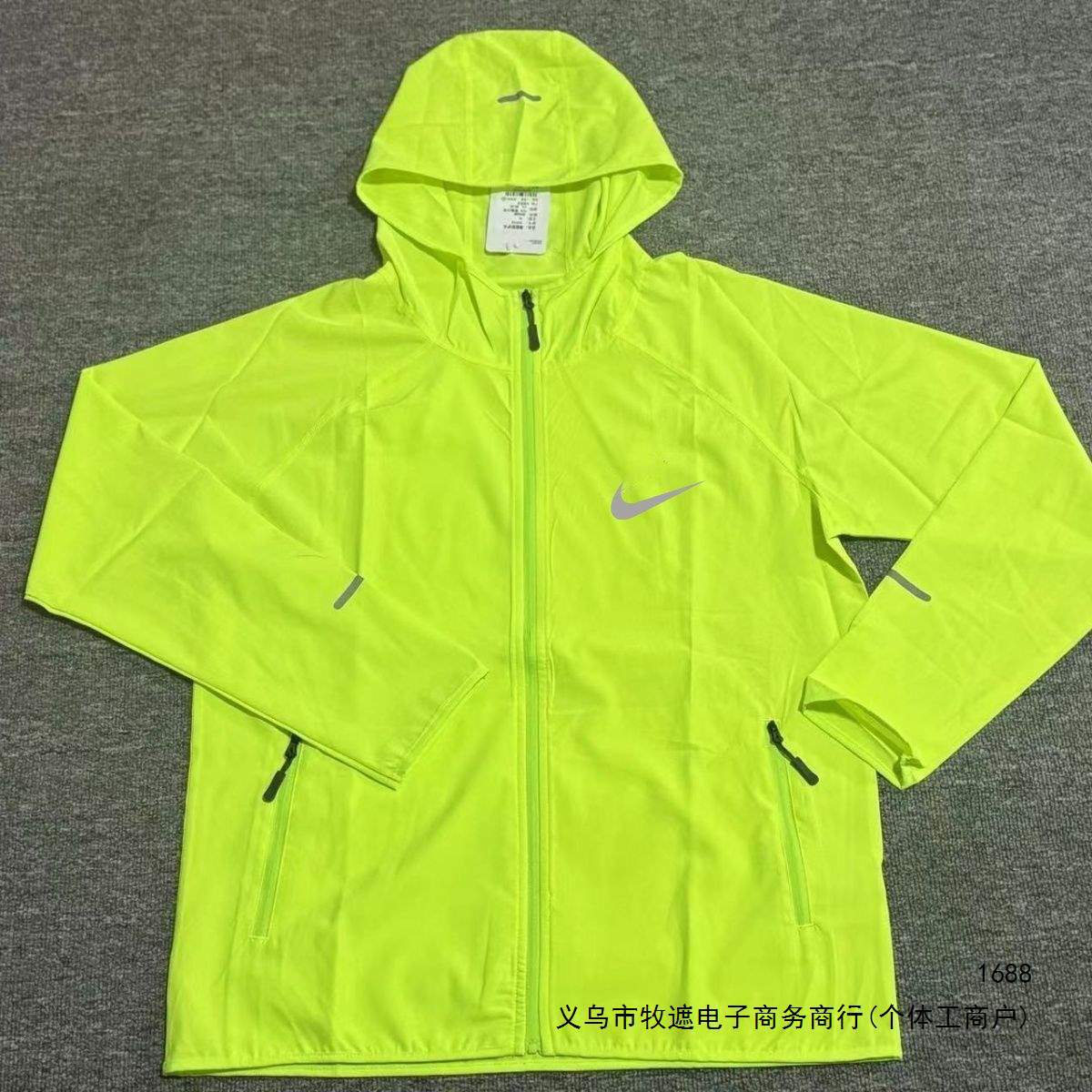 Sports training running jacket for male athletes, quick-drying, long-sleeved, with reflective elements for nighttime visibility, suitable for fitness and sports activities