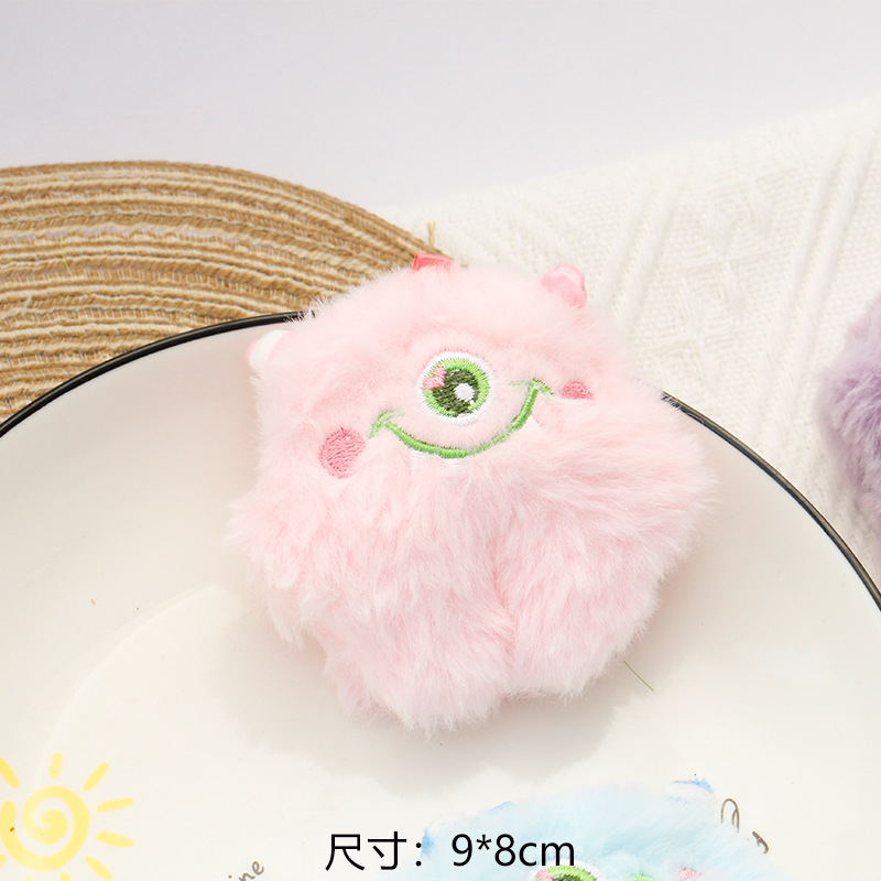 小怪獣のぬいぐるみのアクセサリーが可愛いです。