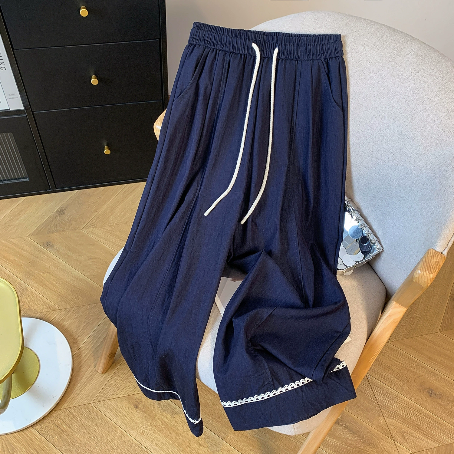 Летние широкие брюки из тенсела и хлопка для женщин 2025 года, высокая талия, прямой крой, девять точек, кружевные вставки, универсальные повседневные брюки