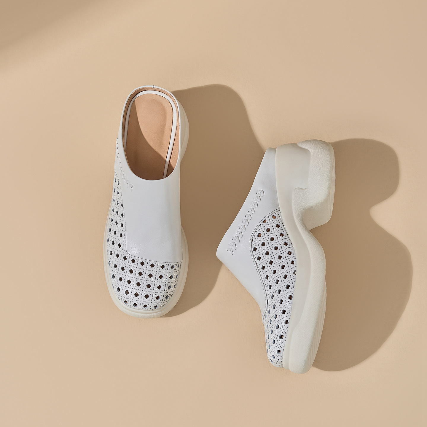 Dép sandal nữ da bò dệt rỗng, mũi trùm hở gót, đế dày ngoài trời — màu trắng ngà