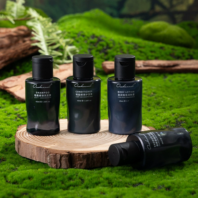 Шампунь и гель для душа в отеле, одноразовые туалетные принадлежности в маленьких бутылочках, набор для ванной и душа в отеле B&B, индивидуальный дизайн.