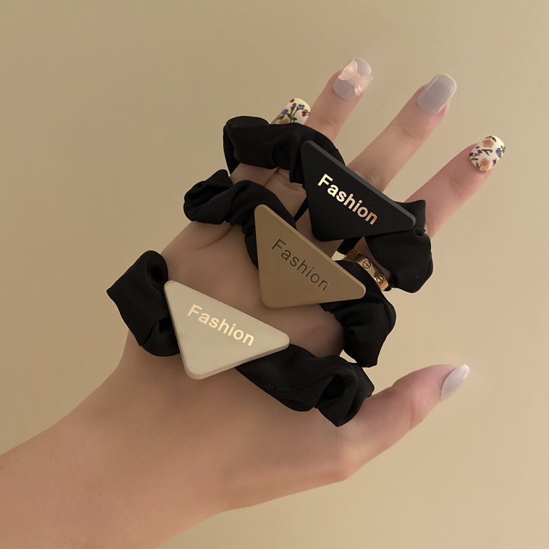 Corea del Sur triángulo letra intestino grueso banda de pelo verano simple lazo pelo negro banda de goma Cola de caballo cabeza de bola aleación accesorios para el cabello