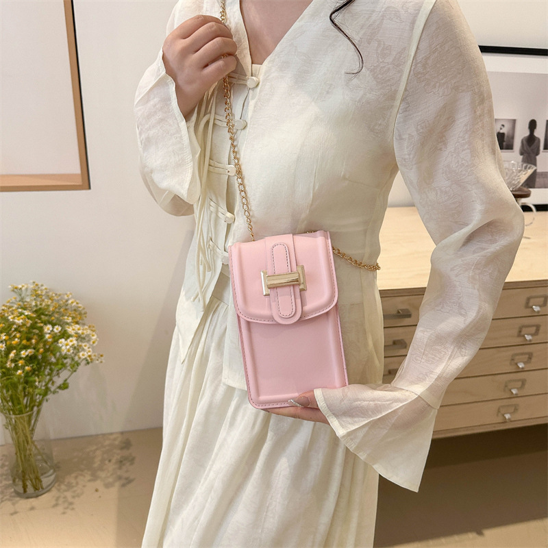 가방 여성의 2024 가을 새로운 패션 체인 작은 광장 가방 틈새 디자인 단색 간단한 모든 경기 어깨 크로스 백