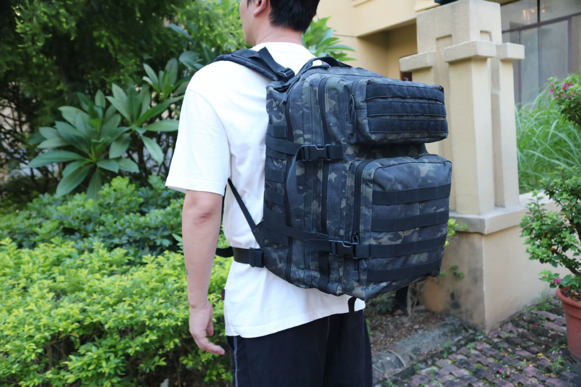 Detalle del sistema Molle y estructura exterior de la mochila táctica NANFOO