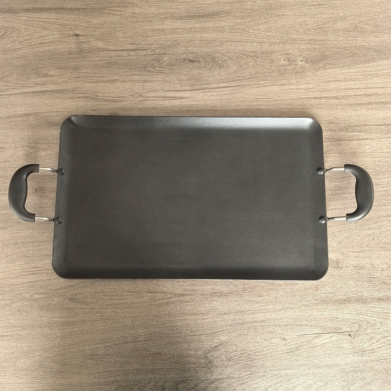 Plancha antiadherente de doble asa para parrilla y cocina al aire libre, apta para gas y llama abierta.