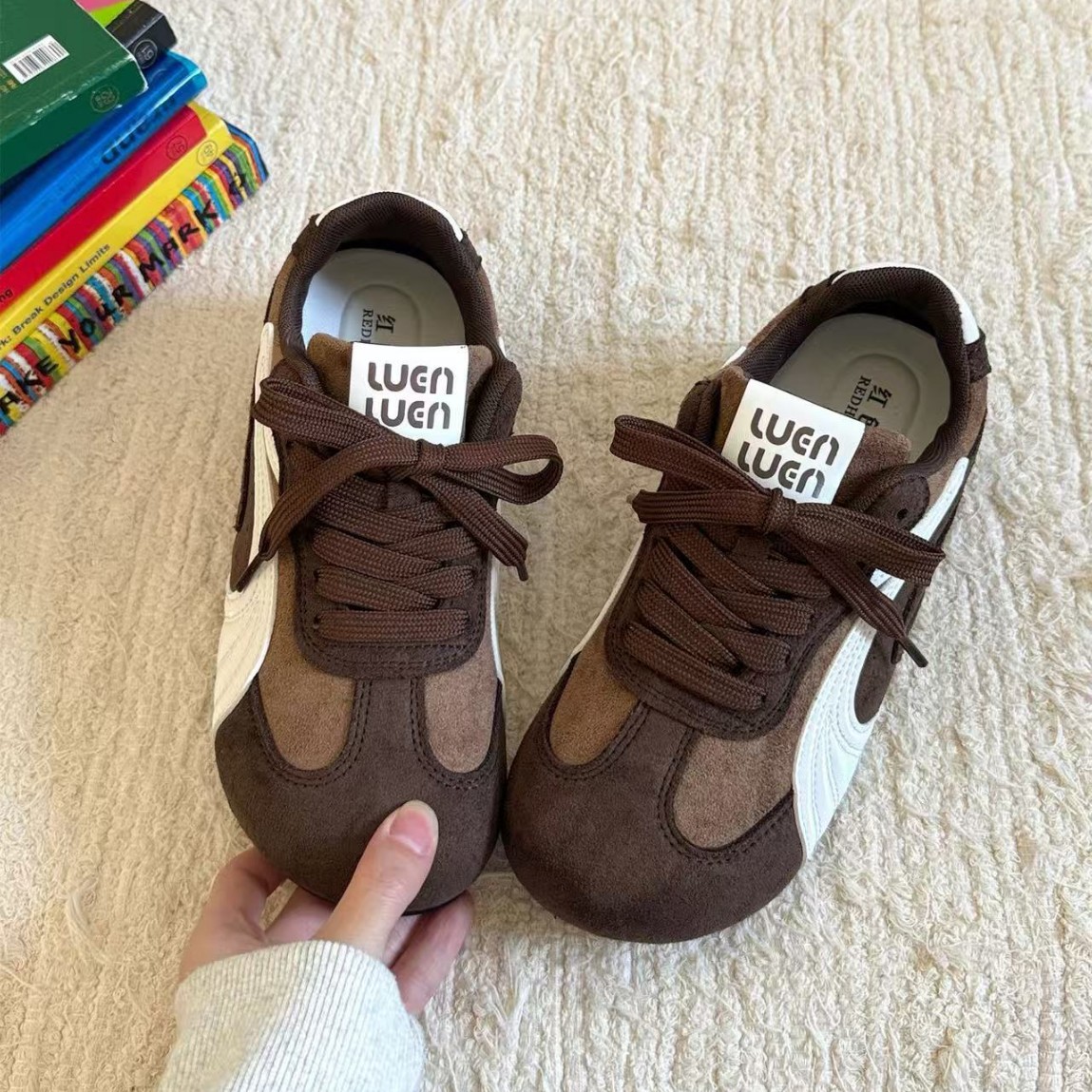 Hong Kong estilo retro negro zapatos de entrenamiento alemán para mujeres 2025 otoño nuevo deportivo de fondo plano universal casual ligero zapatos blancos para mujeres