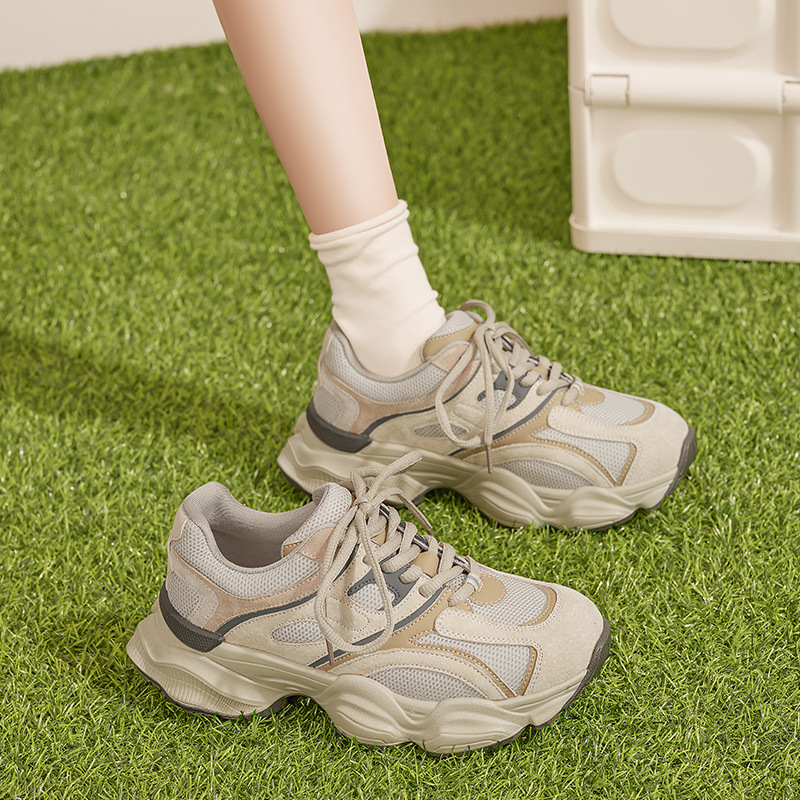 Zapatos de padre gris gris grueso para mujeres 2024 verano nuevo pequeño hombre ligero casual callejera zapatillas deportivas