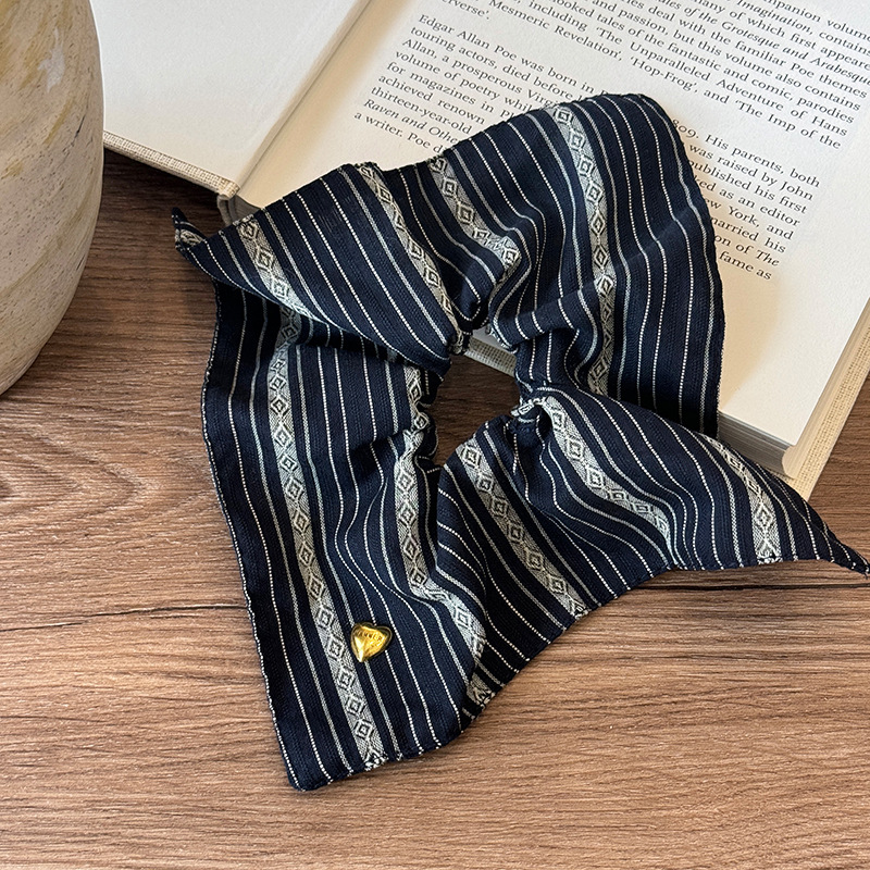 Bloggerin im gleichen Stil, Retro-Streifen, quadratisch, Dickdarm-Haarring, Herz, quadratischer Schal, Kopfseil, niedriger Pferdeschwanz, Haar-Accessoire_voghion.com